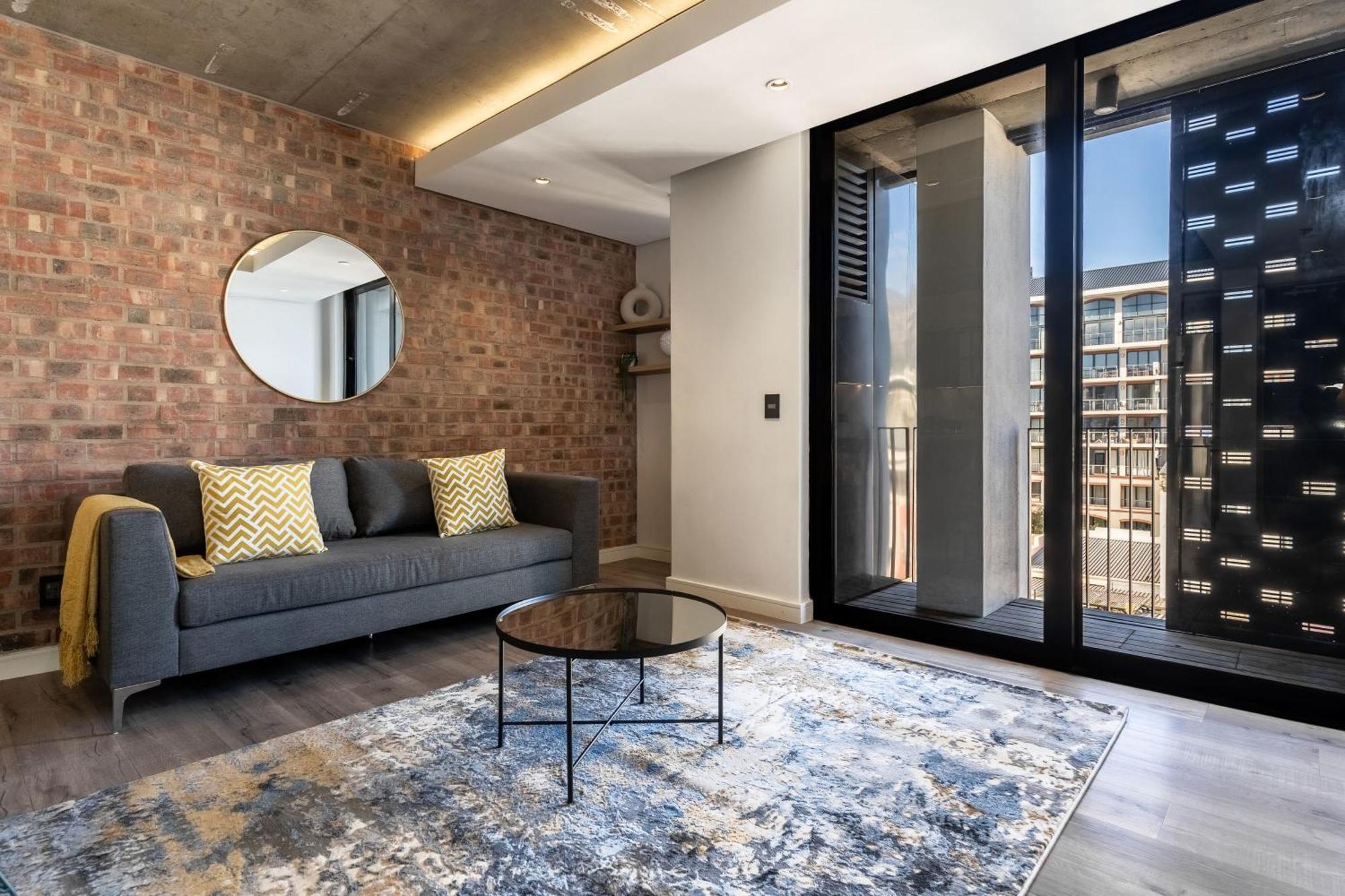 The Signature 410:central Modern Aprt With Parking Apartment